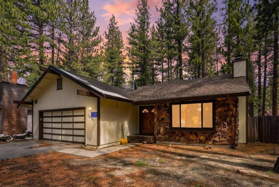 Pet Friendly - Great location steps to river House in South Lake Tahoe
