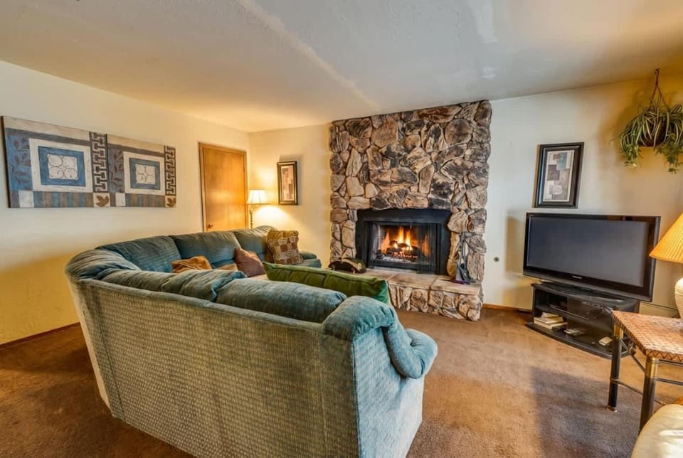 Pet Friendly - Great location steps to river House in South Lake Tahoe