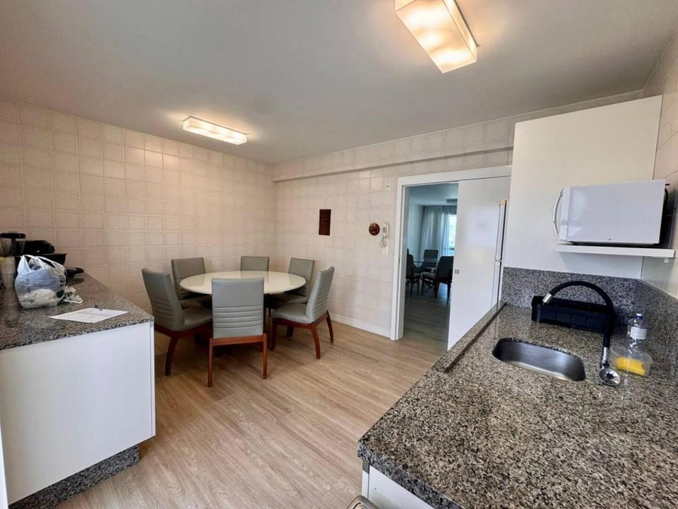 No alto e perto de tudo! 120m do mar! 3 quartos e 3 banheiro! 180m2 Apartment in Camboriú