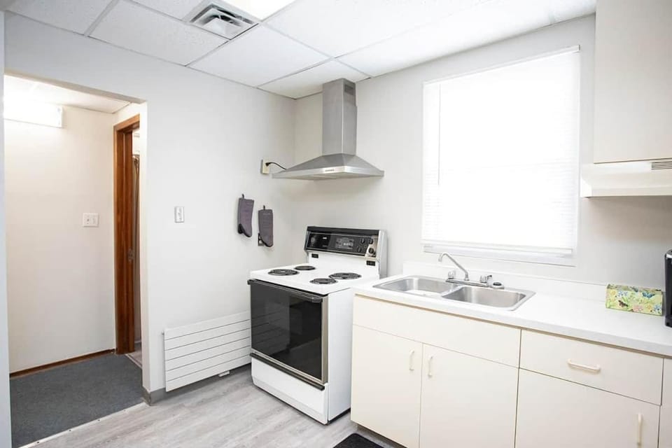 Wardens Quarters: 2 Bedroom Apt House in Sault Ste Marie