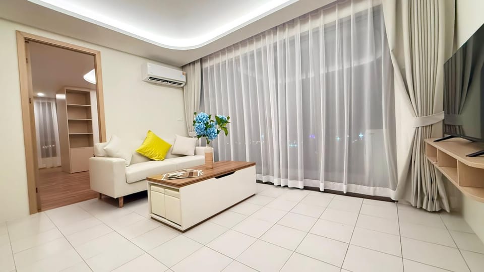 TV and multimedia, Living room, Seating area, air conditioner