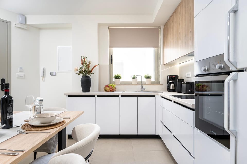 Coffee/tea facilities, Dining area, microwave, oven, stove, stove, kitchen