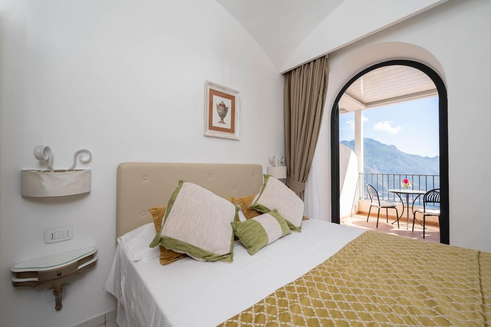 Bed, View (from property/room), Balcony/Terrace, Bedroom, Sea view