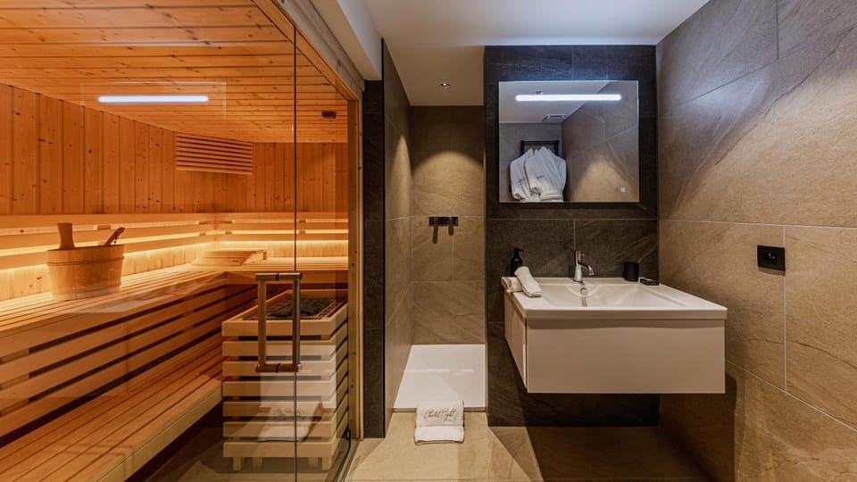 Luxury chalet - fireplace heated pool & sauna Chalet in Megève