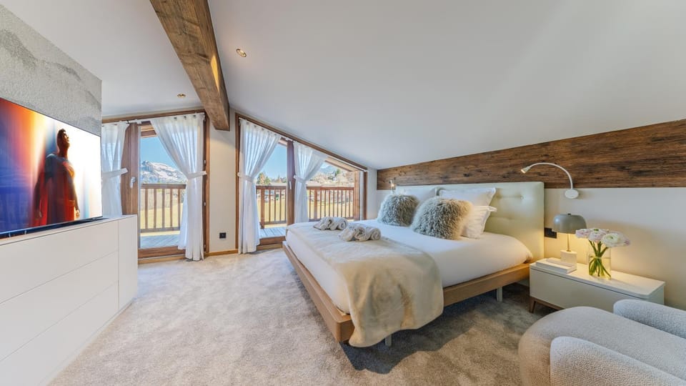 Luxury chalet - fireplace heated pool & sauna Chalet in Megève