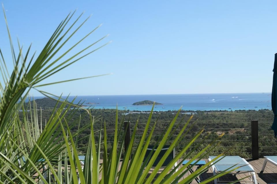 Villa vue sur mer à 180, baie de St Cyprien, pas de vis à vis Villa in Zonza