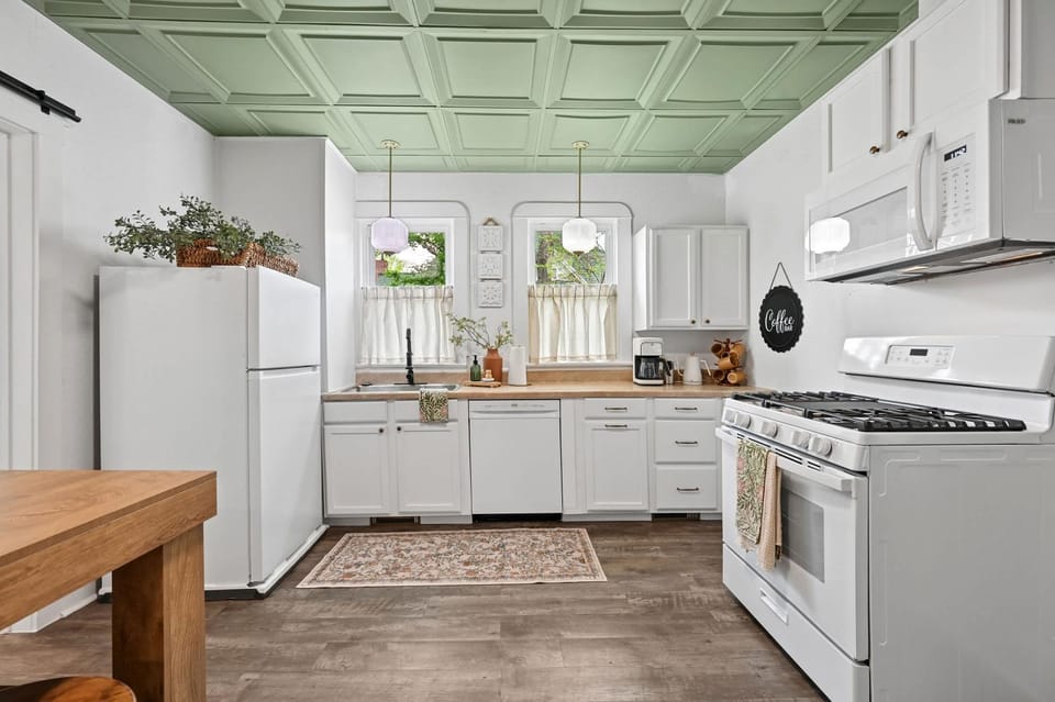 The 408 Family Farmhouse House in Siloam Springs