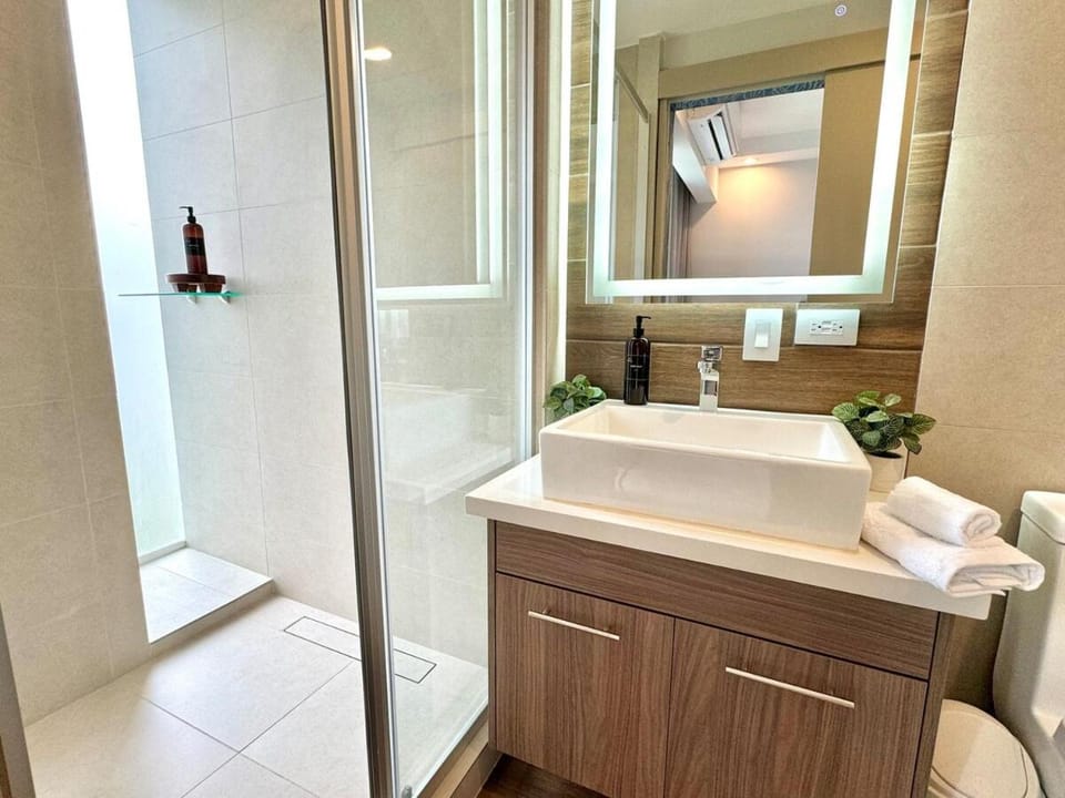 Comfort & Style Near SJO Airport Pool & Mountain Views Apartment in Heredia Province