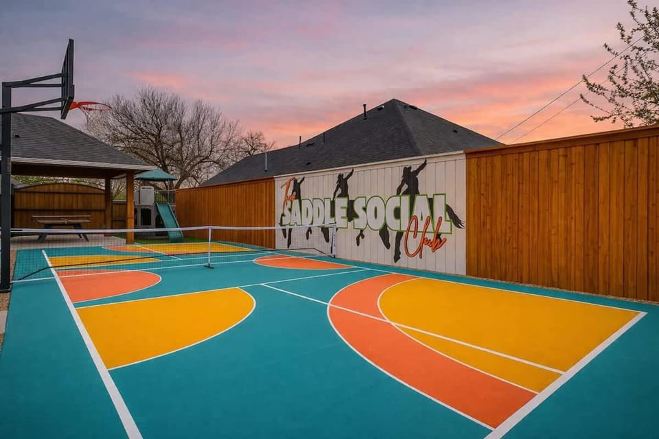 LUX 5 Bedroom - Walk to FIFA AT&T & Globe Life Stadium - Pickleball basketball movie theater gameroom firepit and more House in Arlington