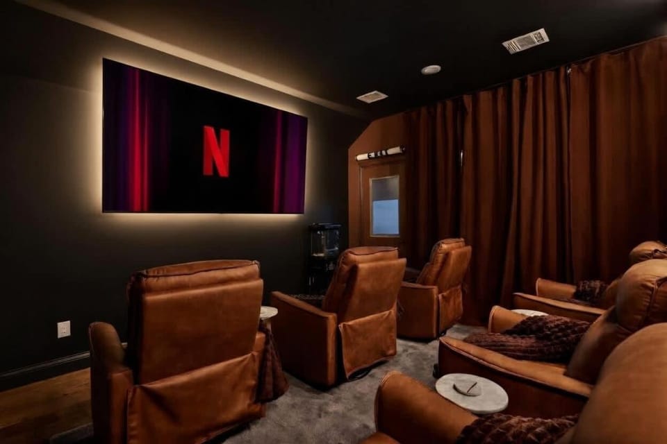 LUX 5 Bedroom - Walk to FIFA AT&T & Globe Life Stadium - Pickleball basketball movie theater gameroom firepit and more House in Arlington