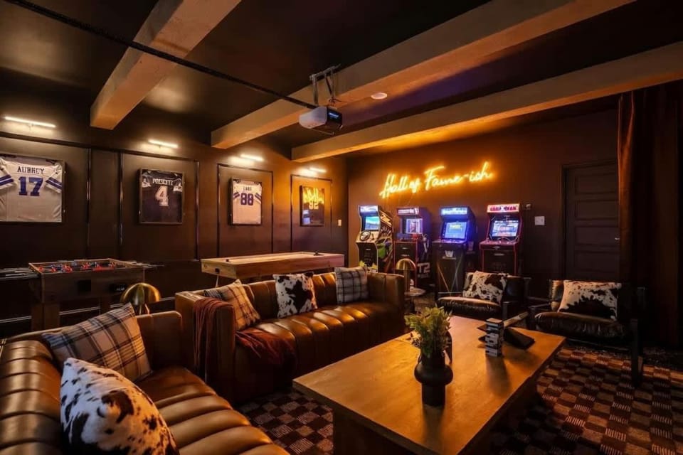 LUX 5 Bedroom - Walk to FIFA AT&T & Globe Life Stadium - Pickleball basketball movie theater gameroom firepit and more House in Arlington
