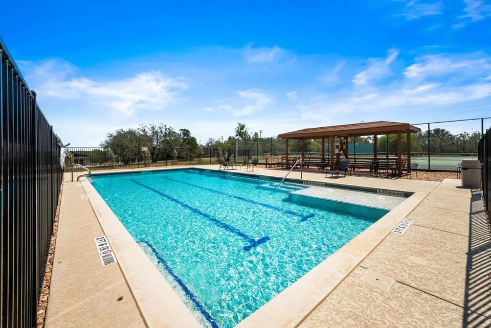 Cozy Cottage near Lake Travis with Pool and Pickleball House in Lake Travis