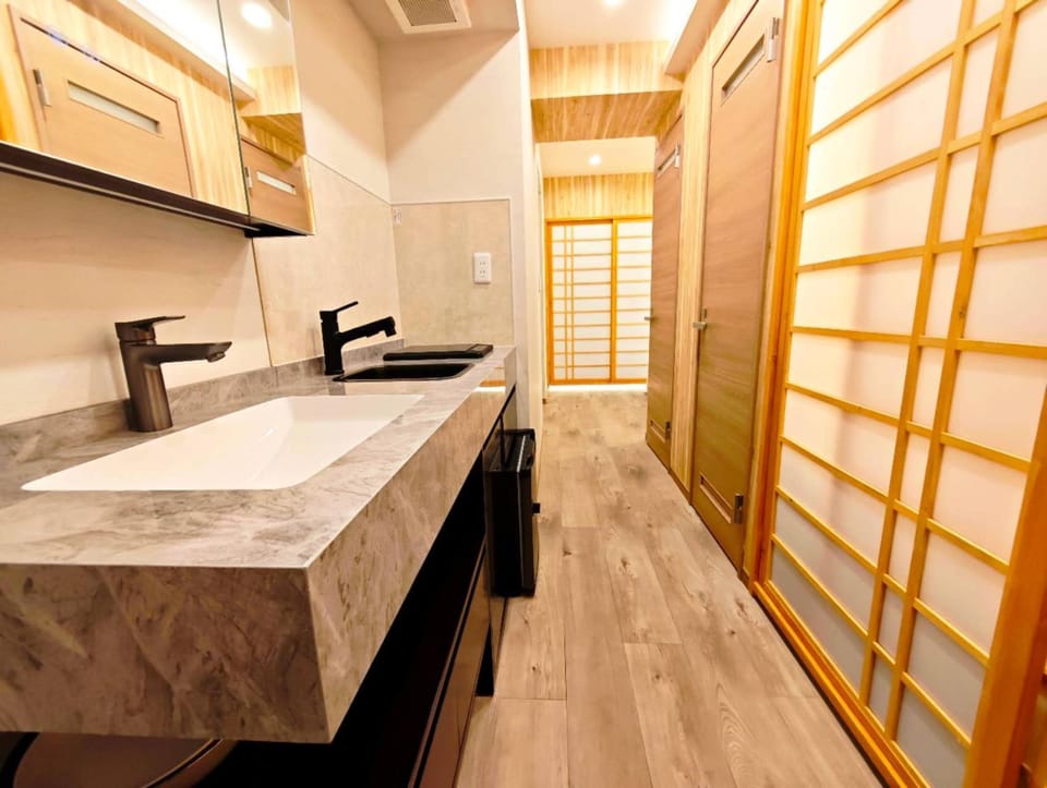 205 东京新宿高田马场温馨两室民宿 Shinjuku T akadanobaba Cozy 2BR Apart ment 步行可达车站 山手线直达涩谷新宿池袋 适合家庭朋友情侣旅行长期入住 Quiet Family St ay in Tokyo Apartment in Shinjuku