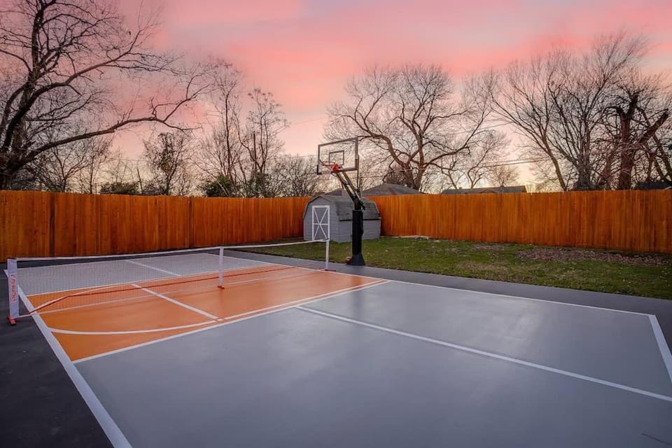 Designer Pickleball Hot Tub Basketball 10 minute walk to FIFA AT&T Globe Life and Choctaw Stadiums House in Arlington