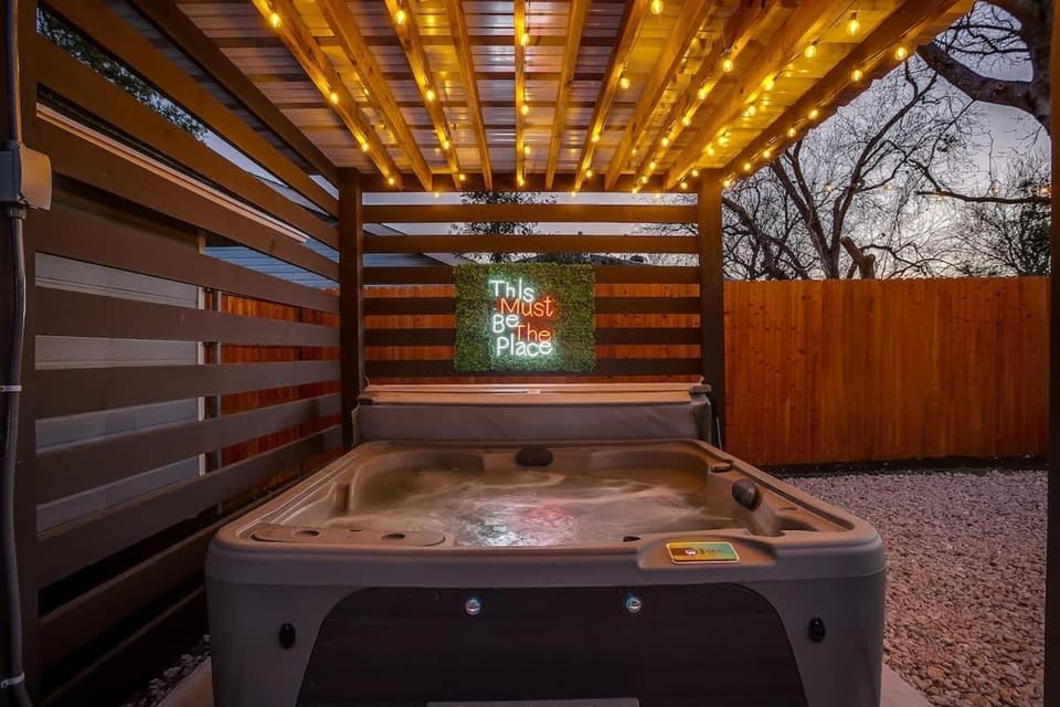 Designer Pickleball Hot Tub Basketball 10 minute walk to FIFA AT&T Globe Life and Choctaw Stadiums House in Arlington