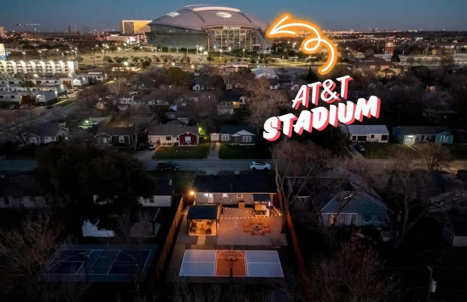 Designer Pickleball Hot Tub Basketball 10 minute walk to FIFA AT&T Globe Life and Choctaw Stadiums House in Arlington
