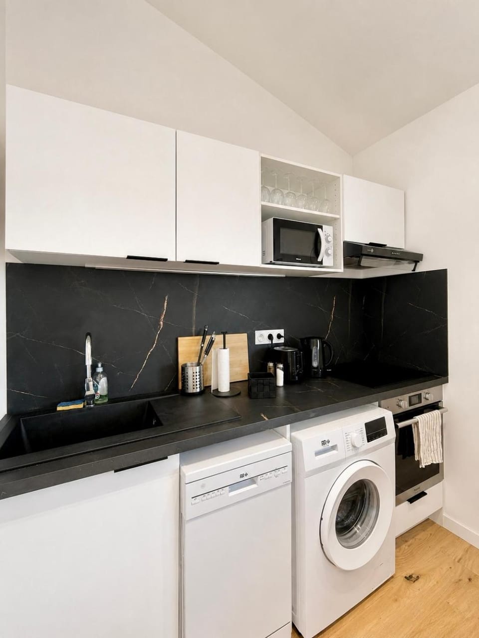 Kitchen or kitchenette, dishwasher, oven, pet friendly, stove, toaster, washing machine