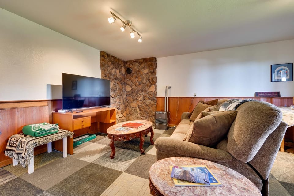 < 1 Mi to Pioneer Ave: Homer Base w/ Fire Pit! House in Homer