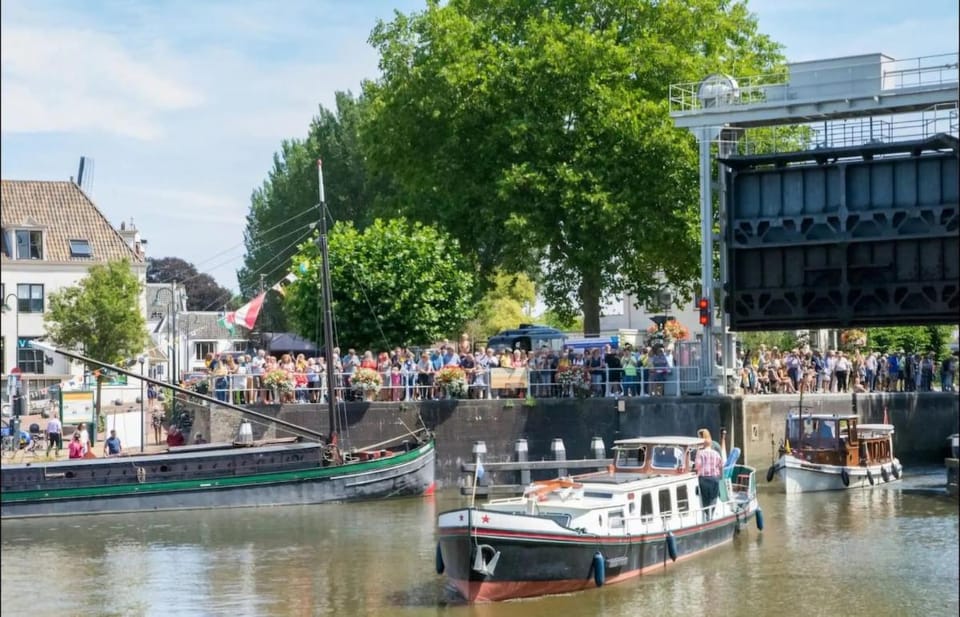 Attic apartment in historic canal house in city center Gouda Apartment in Gouda