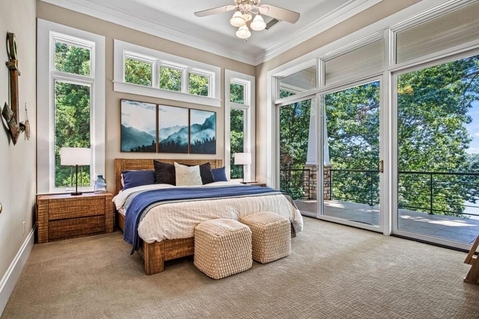 Island Estate Sleeps 22 Bar Hot Tub Dock Villa in Lake Norman