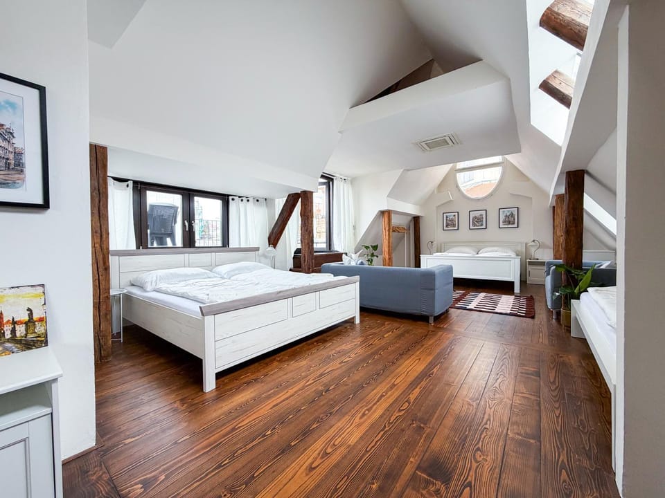 Bed, Living room, Seating area