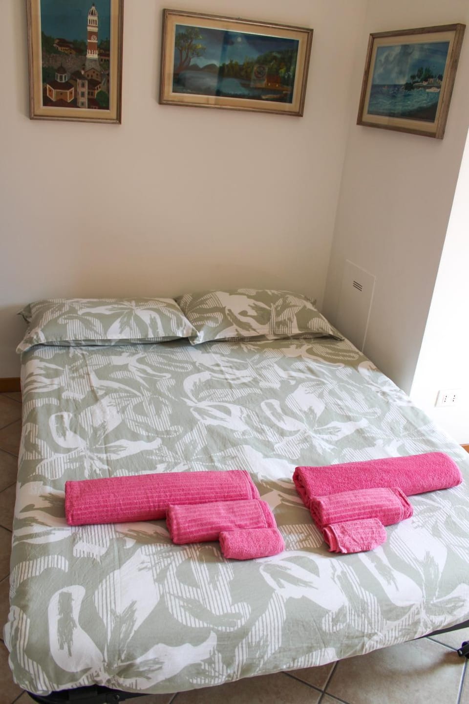 Bed, Living room, towels