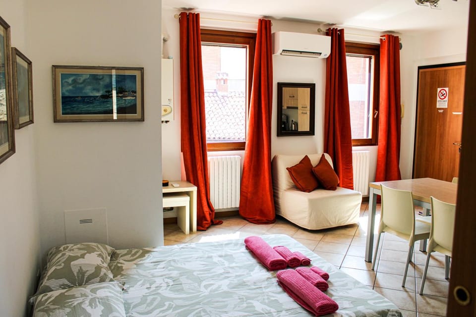 Bed, Living room, Seating area, air conditioner