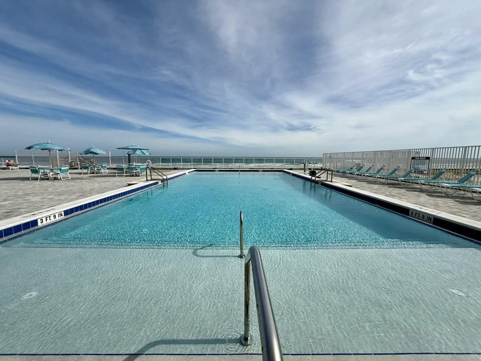 Pool view, Swimming pool, sunbed