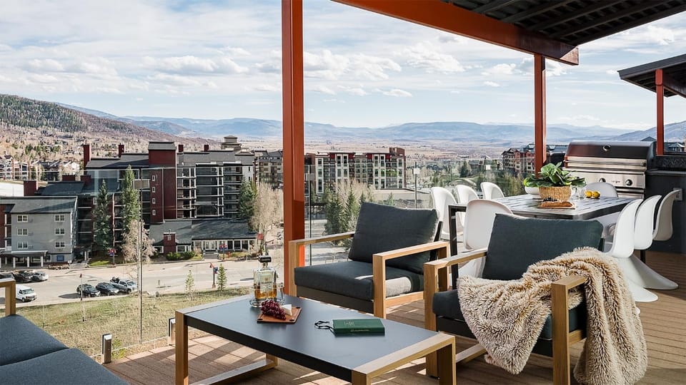 View (from property/room), Balcony/Terrace, Seating area, Mountain view, furniture