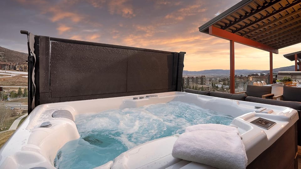 Hot Tub, Balcony/Terrace, Mountain view, towels