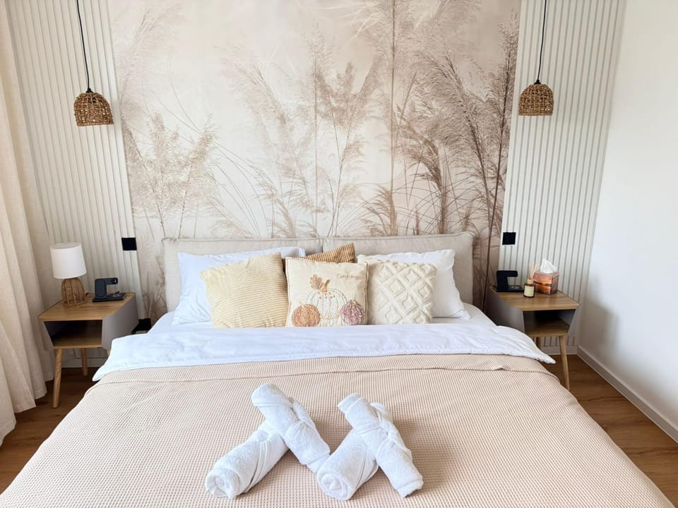 Bed, Photo of the whole room, Bedroom, towels