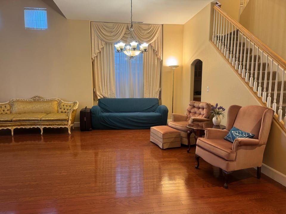 Rooms in a large home beautiful neighborhood Vacation rental in Evergreen