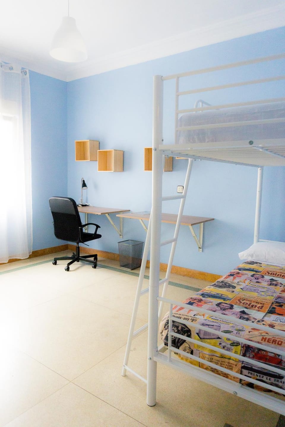 Photo of the whole room, Decorative detail, bunk bed