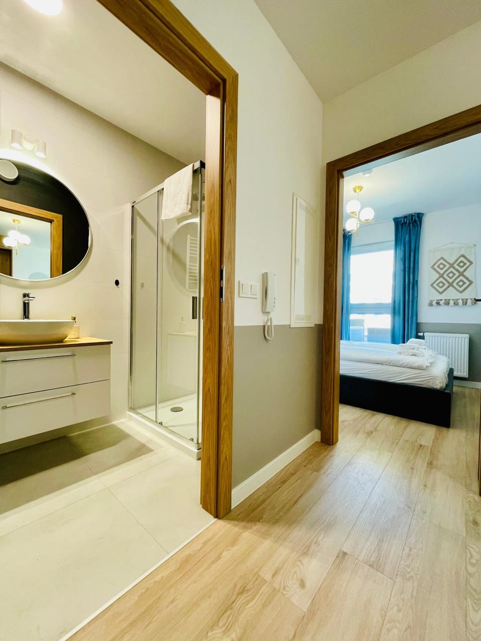 Shower, Bed, Bathroom, Photo of the whole room, Bedroom, towels