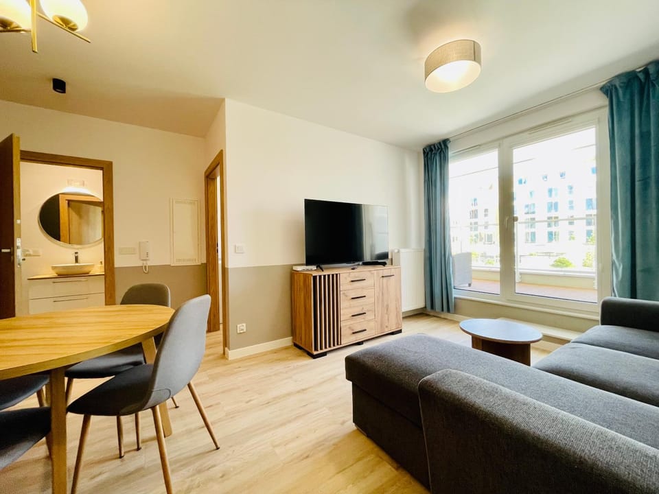 Bed, TV and multimedia, Living room, Photo of the whole room, Seating area, Dining area, Evening entertainment, Bedroom