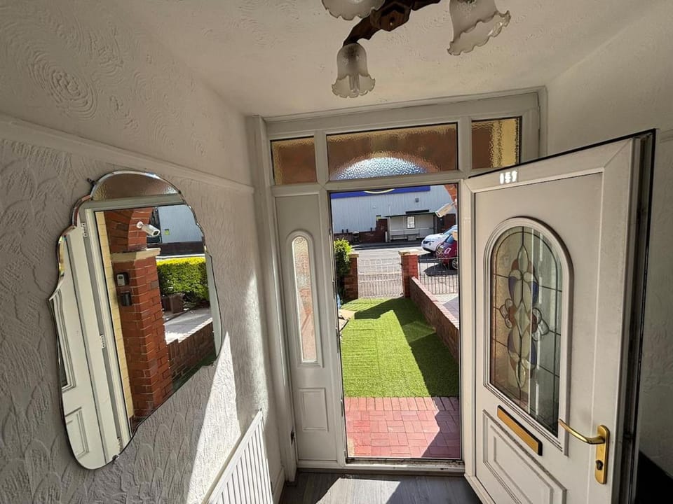 Tranquil Hideaway with Hot Tub and Pool Table Apartment in Cardiff
