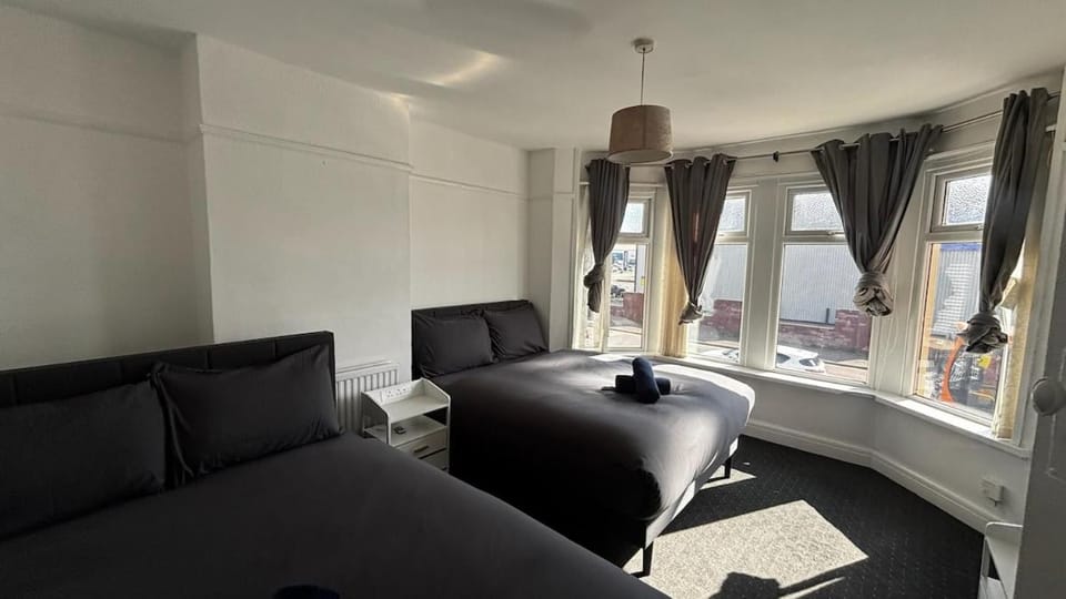 Tranquil Hideaway with Hot Tub and Pool Table Apartment in Cardiff