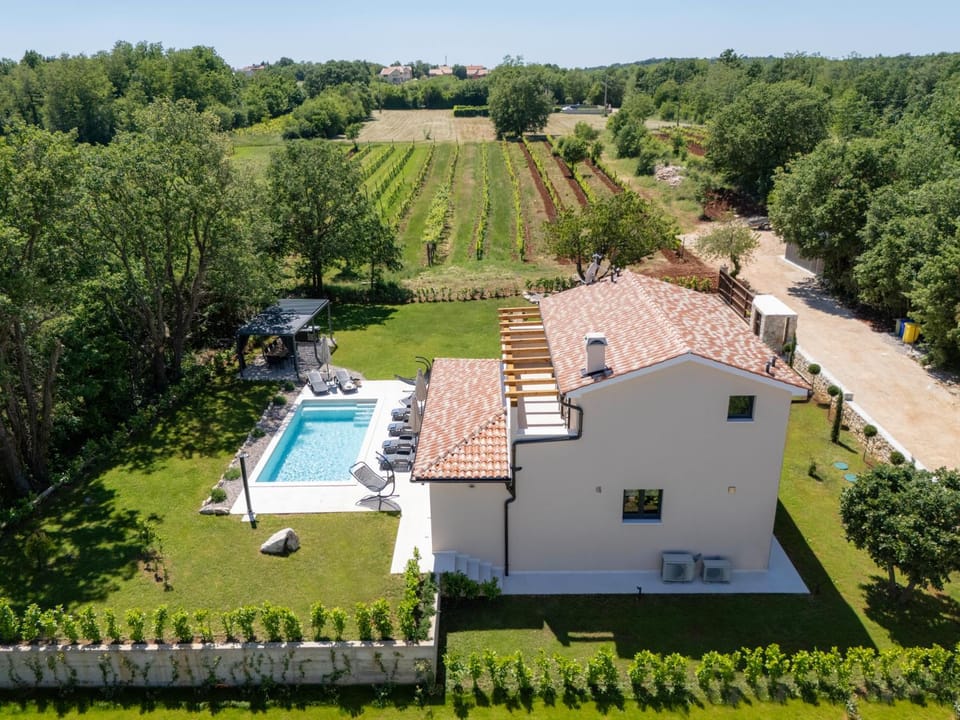 Property building, Spring, Day, Natural landscape, Bird's eye view, Garden, Pool view, Swimming pool, Swimming pool, sunbed