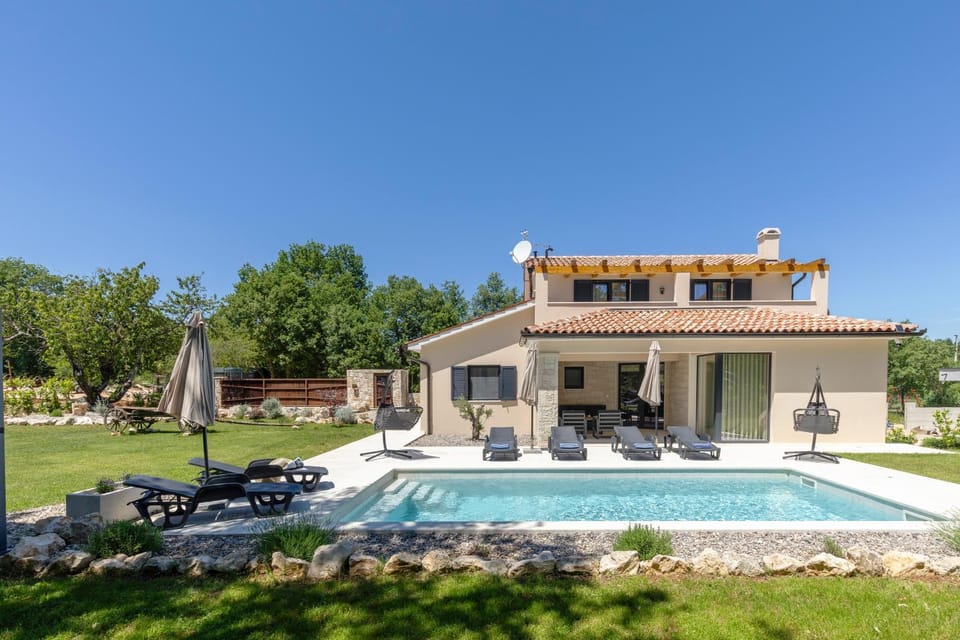 Property building, Day, Garden, Garden, Garden view, Swimming pool, Swimming pool, sunbed