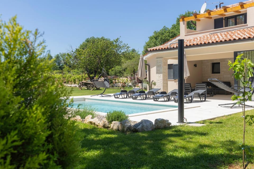 Property building, Spring, Day, Natural landscape, Garden, Balcony/Terrace, Garden view, Pool view, Swimming pool, Swimming pool, sunbed