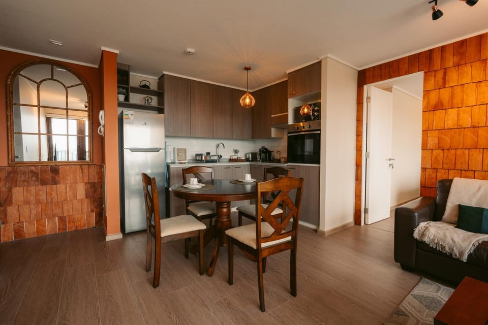Kitchen or kitchenette, Dining area, oven