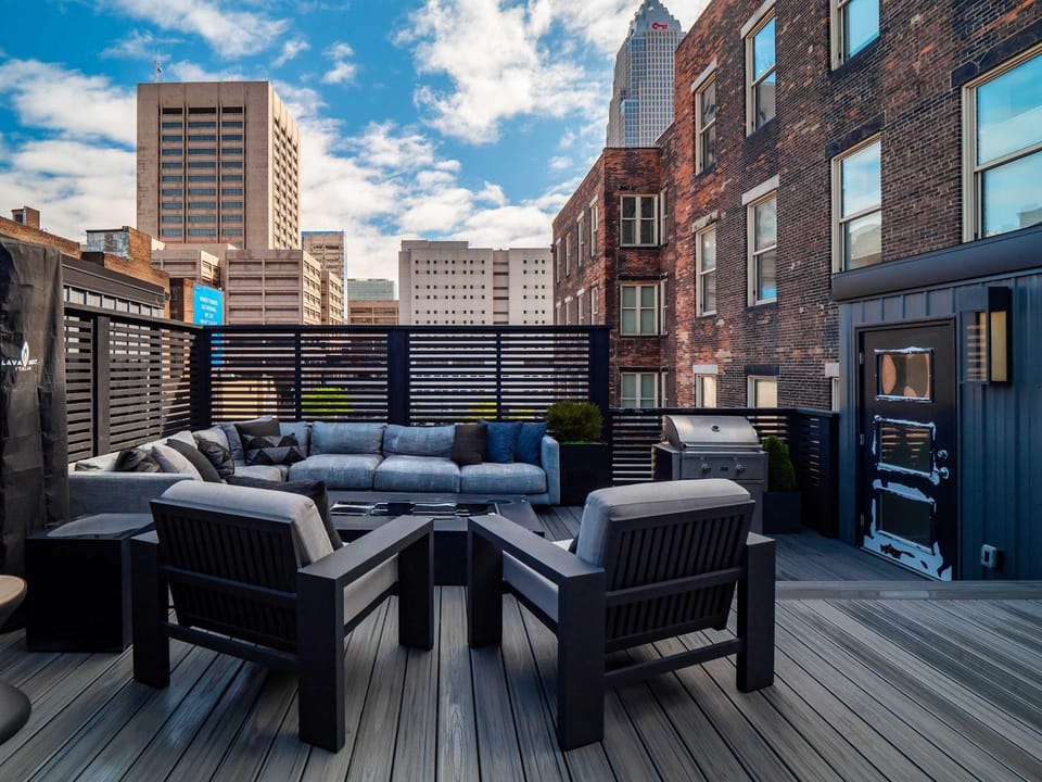 PrivateRooftopPatio-HotTub-FirePit-WetBar-Downtown Apartment in Ohio City