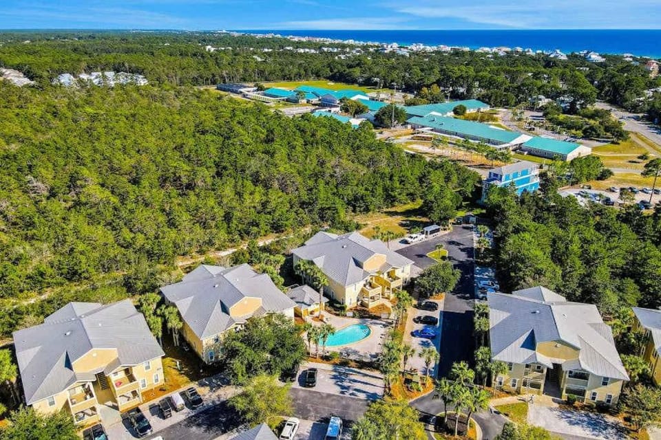 Cozy coastal condo with shared pool full kitchen & close to beach House in South Walton County