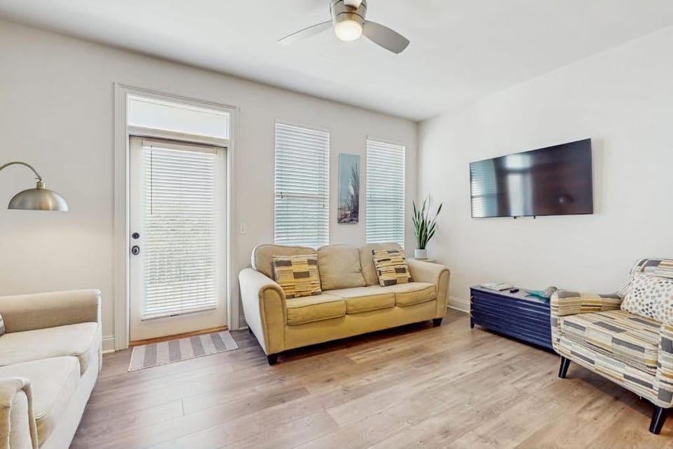 Cozy coastal condo with shared pool full kitchen & close to beach House in South Walton County