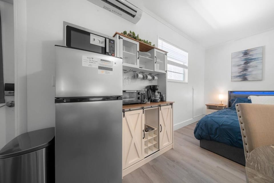 Coffee/tea facilities, Kitchen or kitchenette, microwave, oven, toaster, air conditioner