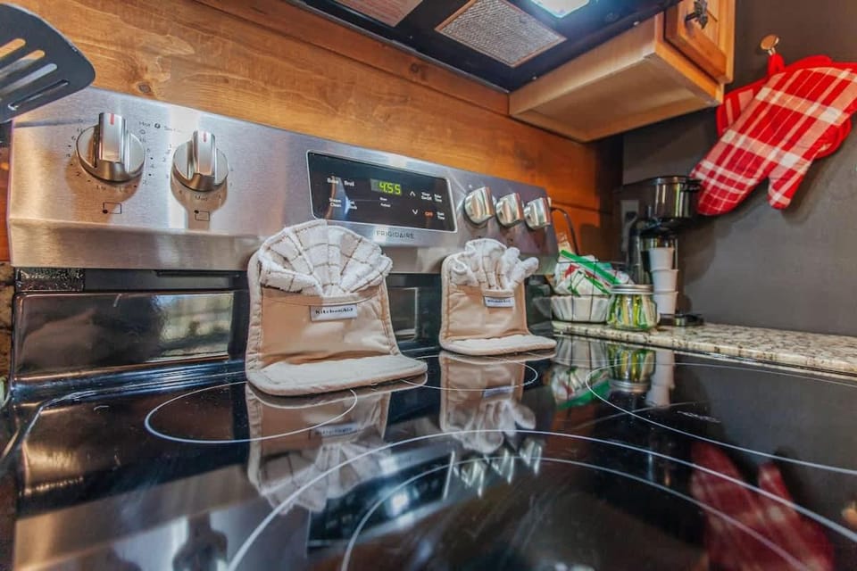 Kitchen or kitchenette, pet friendly, stove