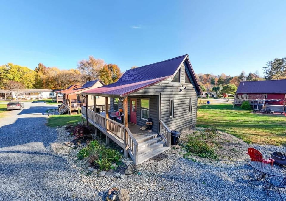 Property building, Neighbourhood, Natural landscape, Parking