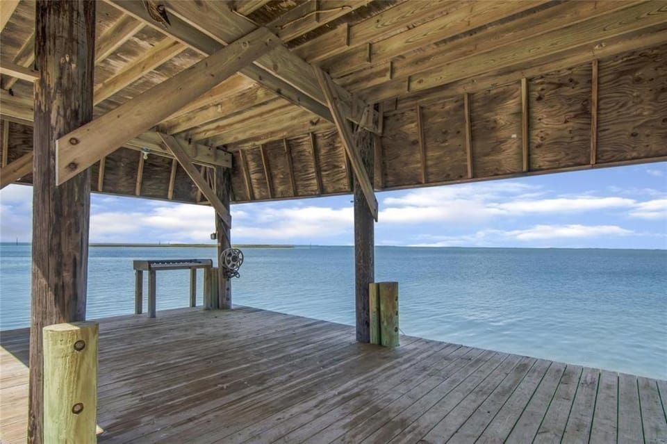 Waterfront Fishing Stay, Canal Access & Shallow Flats House in Galveston Island