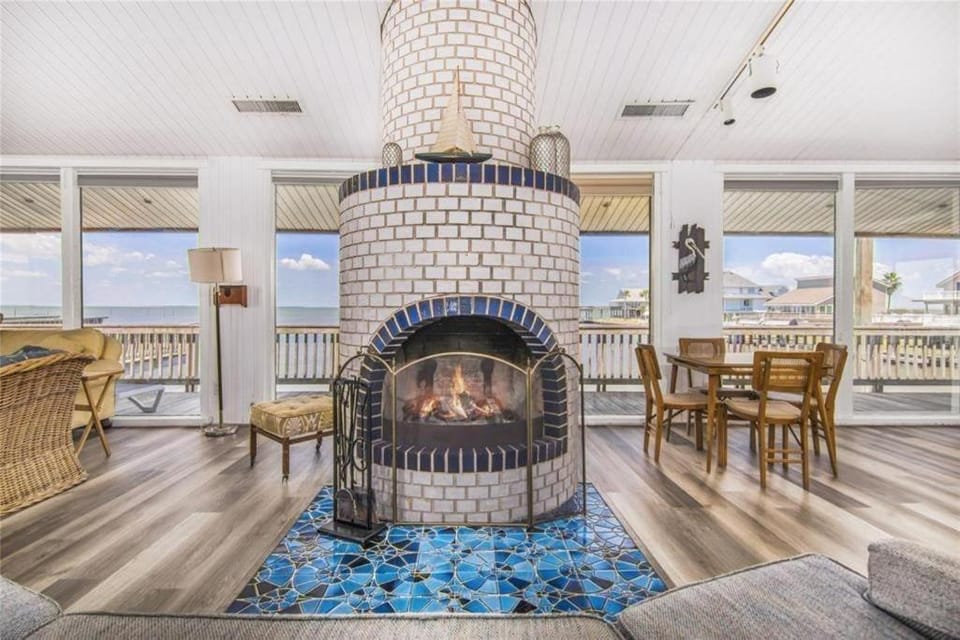 Waterfront Fishing Stay, Canal Access & Shallow Flats House in Galveston Island