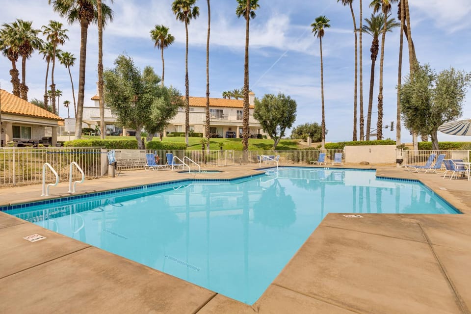 Pool Access & Patio! Palm Desert Golf Retreat House in Palm Desert